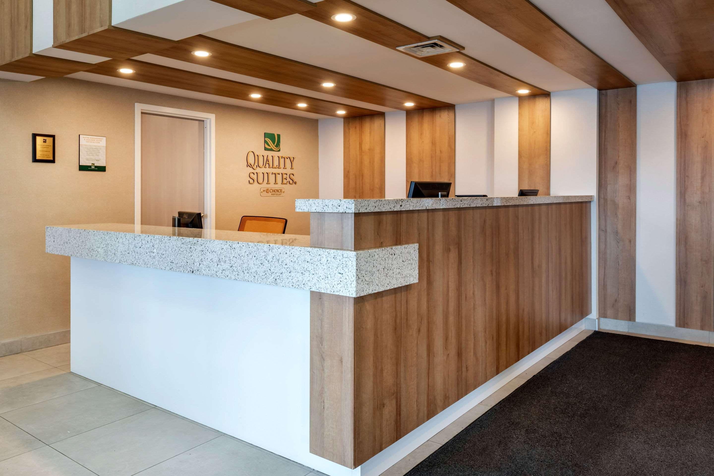 Quality Suites Quebec City Exterior photo